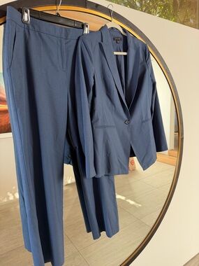 Ann Taylor Matching Blue Wool-Blend Suit Set, Blazer (8) & Curvy Fit Pants (8)